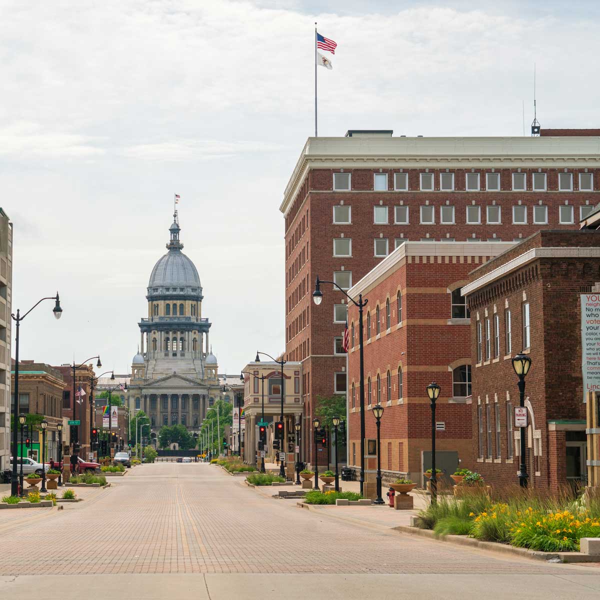 Street-View-of-the-Illinois-State-Capitol-Building