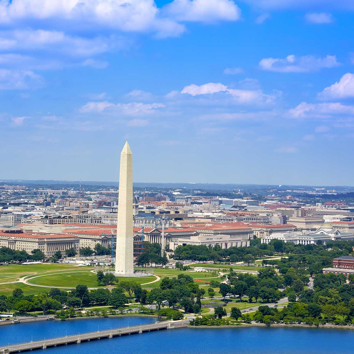 Washington-DC-and-pentagon-skyline-view-over-the-water