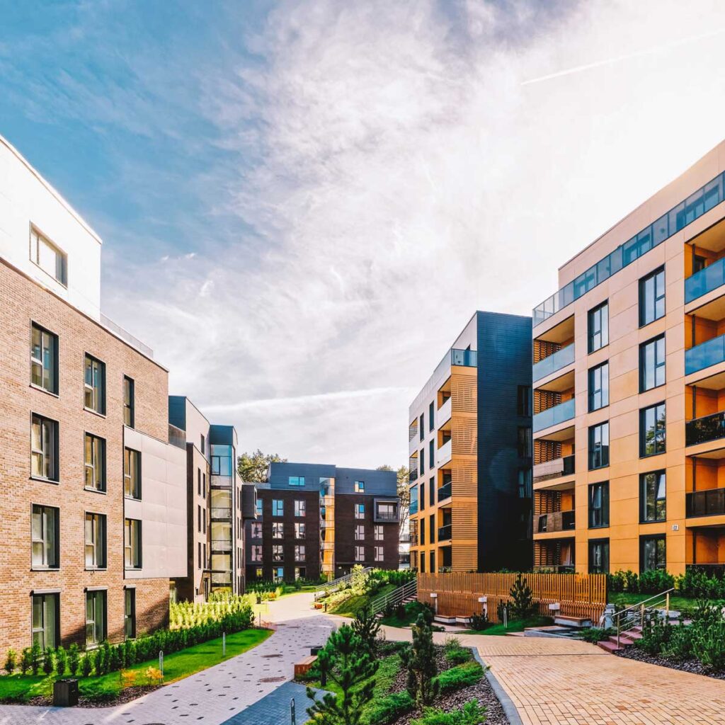 How Does Virtual Reality Change State-Driven Relocation Incentives?